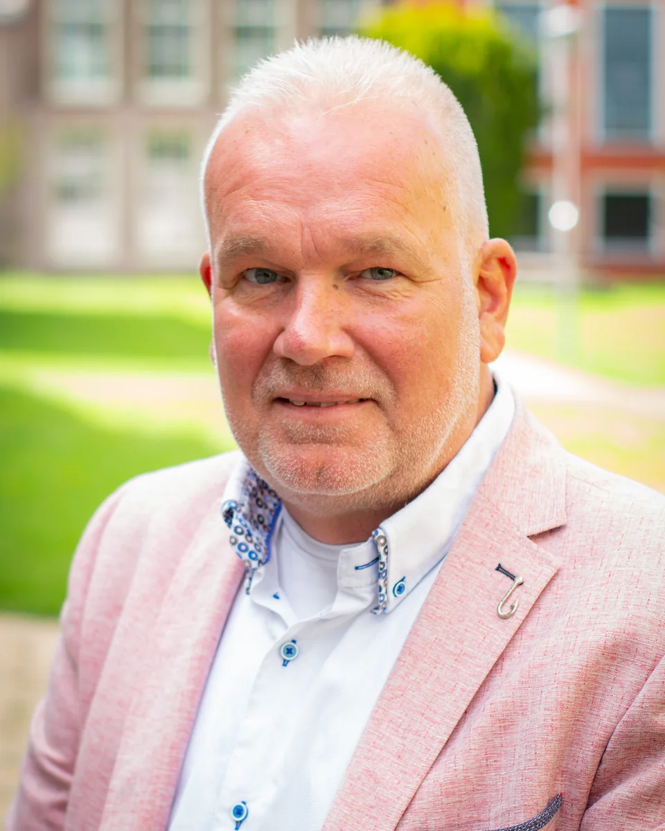 Portret van Seine van der Velde in een lichtroze colbert